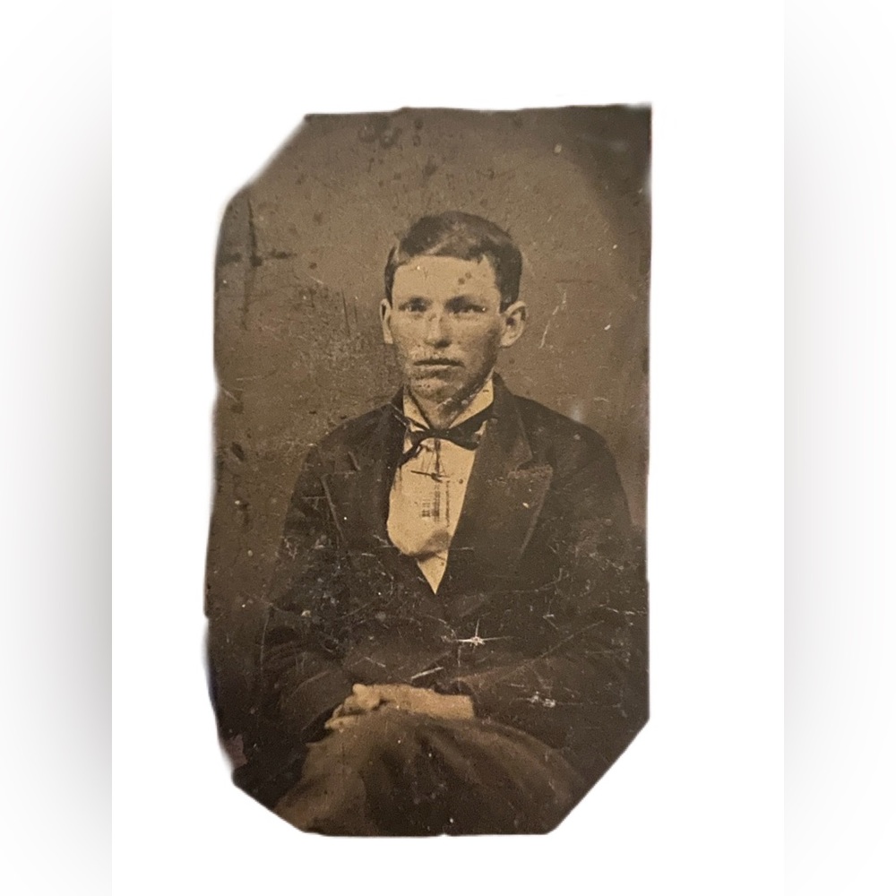CIVIL WAR ERA TINTYPE PHOTO HANDSOME YOUNG MAN MID 1800s COLLECTIBLE HISTORY